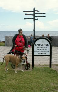 Lotte och Ester vid Smygehuk, på skylten har ni koordinaterna.